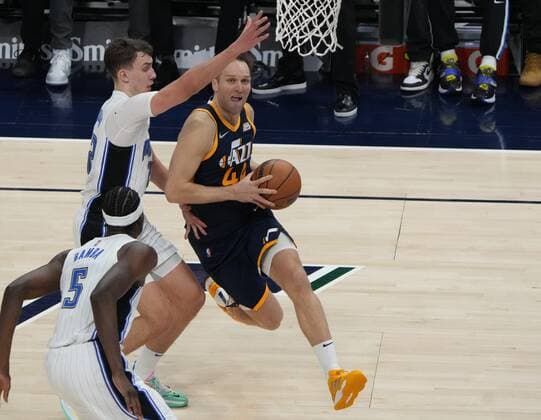 Bojan Bogdanovic (R) of the Utah Jazz drives past Frank Wagner (C) of the Orlando Magic as Mo Bamba (L) looks on during an NBA, Basketball Herren, USA game between Utah Jazz and Orlando Magic, in Vivint Smart Home Arena in Salt Lake City, Utah, USA, 11 February 2022. Utah Jazz - Orlando Magic !ACHTUNG: NUR REDAKTIONELLE NUTZUNG!  Copyright: xGEORGExFREYx AME5196 20220212-675253c9f9ddd7d9e57e313a7a6c40abc14969a9005