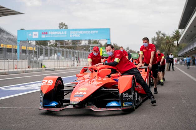 February 11, 2022, Mexico City, Mexico: Mahindra Racing team mechanics.push a car on the first day of activities of the ABB FIA Formula E Championship Mexico City E-Prix at Autodromo Hermanos Rodriguez. Mexico City Mexico - ZUMAl173 20220211_zip_l173_001 Copyright: xLuisxLiconax