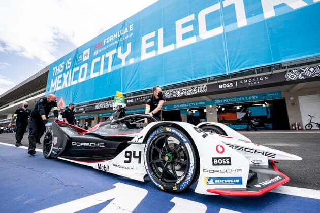 February 11, 2022, Mexico City, Mexico City, Mexico: A member of the TAG HEUER PORSCHE FORMULA E team checks a car on the first day of activities of the ABB FIA Formula E Championship - Mexico City E-Prix at in Autodromo Hermanos Rodriguez in Mexico City. Mexico City Mexico - ZUMAl173 20220211_zip_l173_012 Copyright: xLuisxLiconax