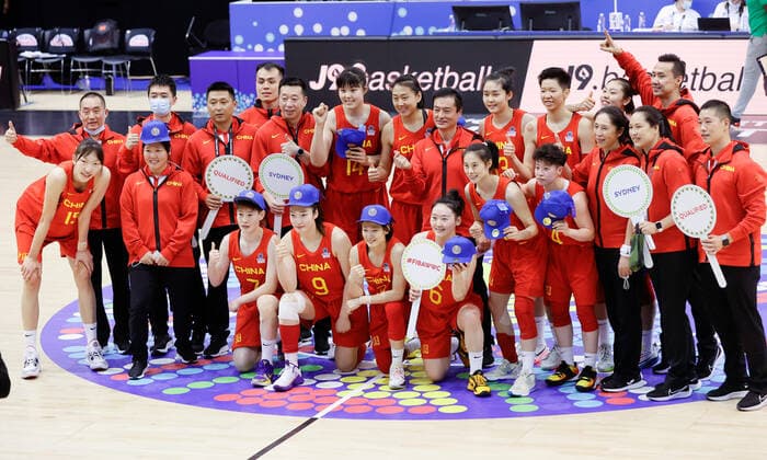 (220212) -- BELGRADE, Feb. 12, 2022 -- Players and staff of team China pose for photos after winning the FIBA Women s World Cup qualifying basketball match between China and Mali in Belgrade, Serbia on Feb. 11, 2022. China s women s basketball team secured their participation at the FIBA Women s World Cup in Australia by beating Mali 84-64. (Photo by Xinhua) (SP)SERBIA-BELGRADE-BASKETBALL-FIBA WOMEN S WORLD CUP QUALIFIERS PredragxMilosavljevic 