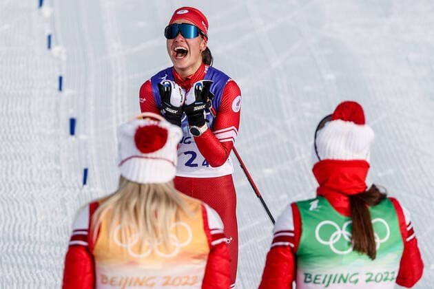Bilder des Jahres 2022, Sport 02 Februar Sport Themen der Woche KW06 ZHANGJIAKOU, CHINA - FEBRUARY 12, 2022: Veronika Stepanova (C), Tatyana Sorina and Natalya Nepryayeva (L-R bottom) of Team ROC at the finish of the women s cross-country skiing 4 x 5km relay race at the 2022 Winter Olympic Games, Olympische Spiele, Olympia, OS at the National Cross-Country Skiing Centre. Sergei Bobylev TASS  TS1229C1