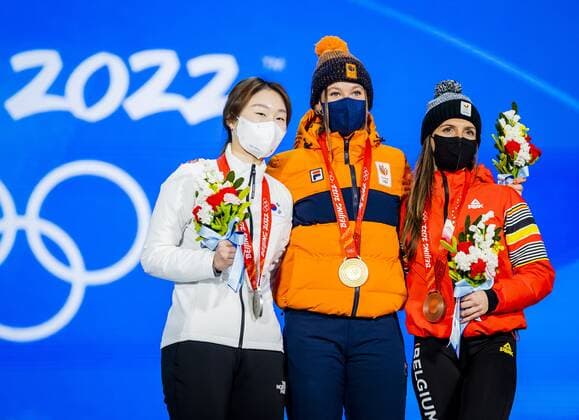 BEIJING VLNR Short track speed skaters Minjeong Choi silver, South Korea , Suzanne Schulting gold, Netherlands and Hanne Desmet bronze, Belgium are honored on the eighth day of the 2022 Winter Olympics in Beijing, China ANP VINCENT JANNINK xVIxANPxSportx xxANPxIVx 443994830 originalFilename: 443994830.jpg
