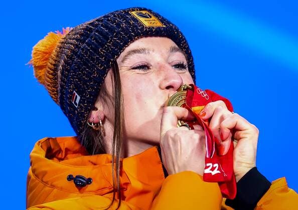 BEIJING Suzanne Schulting is honored at Medal Plaza for her gold medal in the 1000 meters on the eighth day of the 2022 Winter Olympics in Beijing, China Schulting has become Olympic short track champion for the second time in a row at this distance ANP VINCENT JANNINK xVIxANPxSportx xxANPxIVx 443995219 originalFilename: 443995219.jpg