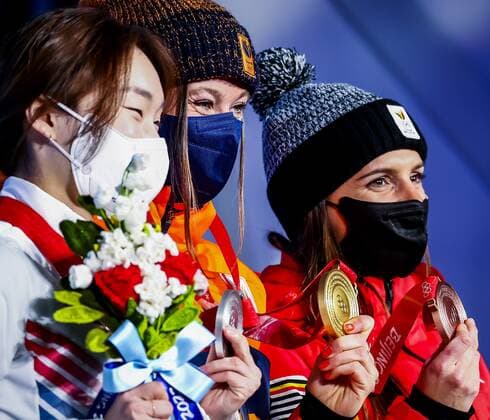 BEIJING VLNR Short track speed skaters Minjeong Choi silver, South Korea , Suzanne Schulting gold, Netherlands and Hanne Desmet bronze, Belgium are honored on the eighth day of the 2022 Winter Olympics in Beijing, China ANP VINCENT JANNINK xVIxANPxSportx xxANPxIVx 443995255 originalFilename: 443995255.jpg