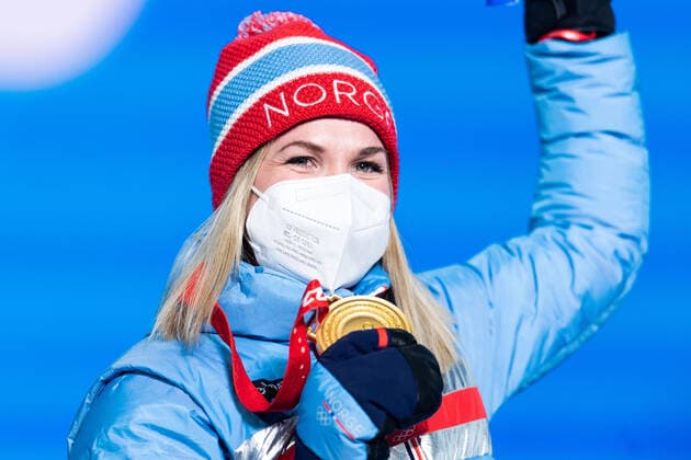 220212 Marte Olsbu Roiseland of Norway with her gold medal at the medal ceremony for women bis biathlon 7,5 km sprint during day 8 of the 2022 Winter Olympics on February 12, 2022 in Zhangjiakou Photo Vegard Grott BILDBYRAN kod VG VG0239 olympic games olympics winter olympics os ol olympiska spel vinter os olympiske leker peking peking peking 2022 beijing 2022 beijing 2022 olympic games beijing 2022 winter olympic games peking os beijing ol vinter ol bbeng medaljeseremoni medaljceremoni medal ceremony Sverige Sweden,  Copyright: VEGARDxGRoTT BB220212VG065