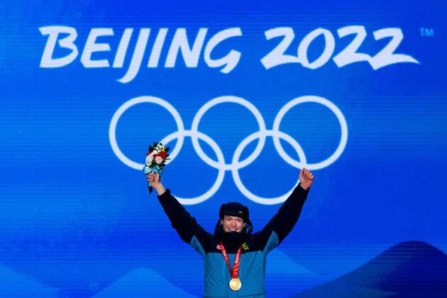 220212 Nils van der Poel with his gold medal at the medal ceremony for men s speed skating during day 8 of the 2022 Winter Olympics on February 12, 2022 in Beijing Photo Mathias Bergeld BILDBYRAN kod MB MB0332 skridskor speed skating olympic games olympics winter olympics os ol olympiska spel vinter os olympiske leker peking peking peking 2022 beijing 2022 beijing 2022 olympic games beijing 2022 winter olympic games peking os beijing ol vinter ol 8 bbeng medaljceremoni medal ceremony Sverige Sweden,  Copyright: MATHIASxBERGELD BB220212MB064
