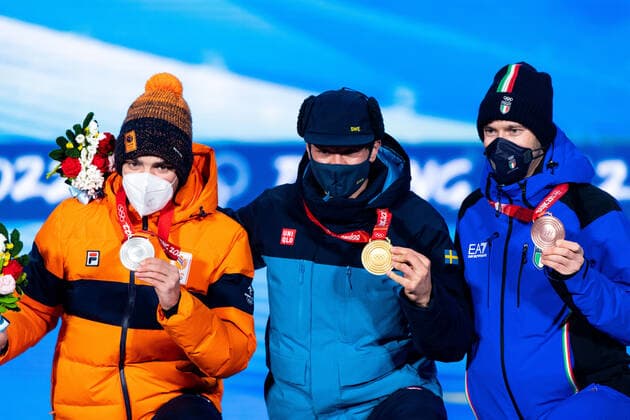 220212 Patrick Roest of Netherlands, Nils van der Poel of Sweden and Davide Ghiotto of Italy at the medal ceremony for men s speed skating during day 8 of the 2022 Winter Olympics on February 12, 2022 in Beijing Photo Mathias Bergeld BILDBYRAN kod MB MB0332 skridskor speed skating olympic games olympics winter olympics os ol olympics games winter os olympics leeks peking peking 2022 beijing 2022 beijing 2022 olympic games beijing 2022 winter olympic games beijing os beijing ol winter ol 8 bbeng medal ceremony medal ceremony,  Copyright: MATHIASxBERGELD BB220212MB066