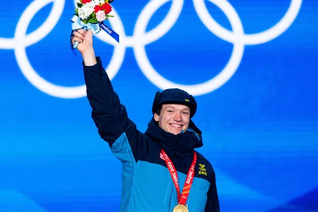 220212 Nils van der Poel with his gold medal at the medal ceremony for men s speed skating during day 8 of the 2022 Winter Olympics on February 12, 2022 in Beijing Photo Mathias Bergeld BILDBYRAN kod MB MB0332 skridskor speed skating olympic games olympics winter olympics os ol olympiska spel vinter os olympiske leker peking peking peking 2022 beijing 2022 beijing 2022 olympic games beijing 2022 winter olympic games peking os beijing ol vinter ol 8 bbeng medaljceremonie medal ceremony Sverige Sweden,  Copyright: MATHIASxBERGELD BB220212MB068