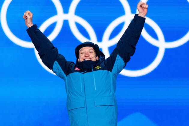 220212 Nils van der Poel with his gold medal at the medal ceremony for men s speed skating during day 8 of the 2022 Winter Olympics on February 12, 2022 in Beijing Photo Mathias Bergeld BILDBYRAN kod MB MB0332 skridskor speed skating olympic games olympics winter olympics os ol olympiska spel vinter os olympiske leker peking peking peking 2022 beijing 2022 beijing 2022 olympic games beijing 2022 winter olympic games peking os beijing ol vinter ol 8 bbeng medaljceremoni medal ceremony Sverige Sweden,  Copyright: MATHIASxBERGELD BB220212MB075