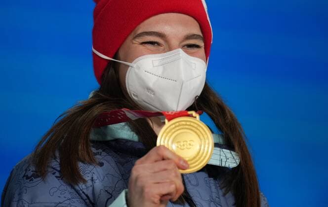 China Olympics 2022 Medal Ceremony 8112481 12.02.2022 Gold medalist Russian Olympic Committee s Natalia Nepryaeva poses during a medal ceremony for the women s cross-country 4x5 km relay event during the Beijing 2022 Winter Olympic Games, Olympische Spiele, Olympia, OS at the National Cross-Country Skiing Centre in Zhangjiakou, China. Ramil Sitdikov Sputnik Beijing China  Copyright: xRamilxSitdikovx
