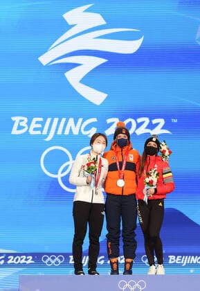 (220212) -- BEIJING, Feb. 12, 2022 -- Gold medalist Suzanne Schulting (C) of the Netherlands, Silver medalist Choi Minjeong (L) of South Korea and Bronze medalist Hanne Desmet of Belgium pose during the awarding ceremony of short track Speed skating, Eisschnelllauf women s 1,000m at the Beijing Medals Plaza of the Winter Olympics in Beijing, capital of China, Feb. 12, 2022. ) (BEIJING2022)CHINA-BEIJING-OLYMPIC Winter games, Winterspiele,Spiele, Summer games AWARDING CEREMONY (CN) ChengxTingting