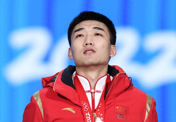 (220212) -- BEIJING, Feb. 12, 2022 -- Gold medalist Gao Tingyu of China reacts during the awarding ceremony of Speed skating, Eisschnelllauf men s 500m at the Beijing Medals Plaza of the Winter Olympics in Beijing, capital of China, Feb. 12, 2022. ) (BEIJING2022)CHINA-BEIJING-OLYMPIC Winter games, Winterspiele,Spiele, Summer games AWARDING CEREMONY (CN) ChengxTingting 