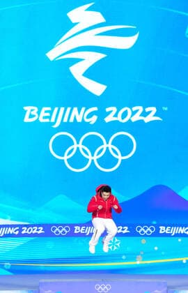 (220212) -- BEIJING, Feb. 12, 2022 -- Gold medalist Gao Tingyu of China reacts during the awarding ceremony of Speed skating, Eisschnelllauf men s 500m at the Beijing Medals Plaza of the Winter Olympics in Beijing, capital of China, Feb. 12, 2022. ) (BEIJING2022)CHINA-BEIJING-OLYMPIC Winter games, Winterspiele,Spiele, Summer games AWARDING CEREMONY (CN) JuxHuanzong 