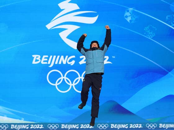(220212) -- BEIJING, Feb. 12, 2022 -- Gold medalist Nils van der Poel of Sweden reacts during the awarding ceremony of Speed skating, Eisschnelllauf men s 10000m at the Beijing Medals Plaza of the Winter Olympics in Beijing, capital of China, Feb. 12, 2022. ) (BEIJING2022)CHINA-BEIJING-OLYMPIC Winter games, Winterspiele,Spiele, Summer games AWARDING CEREMONY (CN) ChengxTingting 