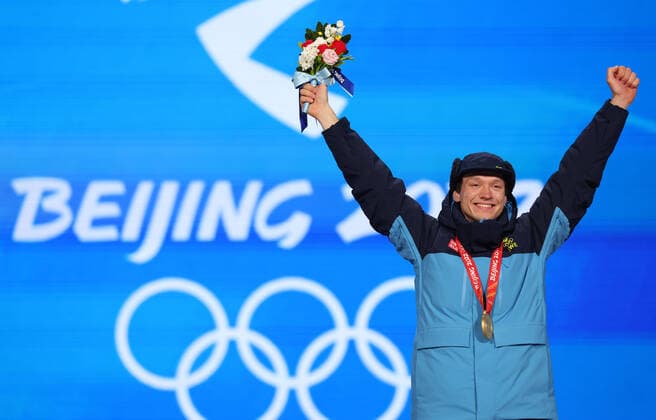 (220212) -- BEIJING, Feb. 12, 2022 -- Gold medalist Nils van der Poel of Sweden poses during the awarding ceremony of Speed skating, Eisschnelllauf men s 10000m at the Beijing Medals Plaza of the Winter Olympics in Beijing, capital of China, Feb. 12, 2022. ) (BEIJING2022)CHINA-BEIJING-OLYMPIC Winter games, Winterspiele,Spiele, Summer games AWARDING CEREMONY (CN) ChengxTingting 