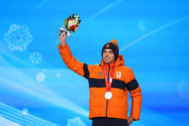 (220212) -- BEIJING, Feb. 12, 2022 -- Silver medalist Patrick Roest of the Netherlands poses during the awarding ceremony of Speed skating, Eisschnelllauf men s 10000m at the Beijing Medals Plaza of the Winter Olympics in Beijing, capital of China, Feb. 12, 2022. ) (BEIJING2022)CHINA-BEIJING-OLYMPIC Winter games, Winterspiele,Spiele, Summer games AWARDING CEREMONY (CN) ChengxTingting 