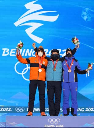 (220212) -- BEIJING, Feb. 12, 2022 -- Gold medalist Nils van der Poel (C) of Sweden, silver medalist Patrick Roest (L) of the Netherlands and bronze medalist Davide Ghiotto of Italy pose during the awarding ceremony of Speed skating, Eisschnelllauf men s 10000m at the Beijing Medals Plaza of the Winter Olympics in Beijing, capital of China, Feb. 12, 2022. ) (BEIJING2022)CHINA-BEIJING-OLYMPIC Winter games, Winterspiele,Spiele, Summer games AWARDING CEREMONY (CN) ChengxTingting