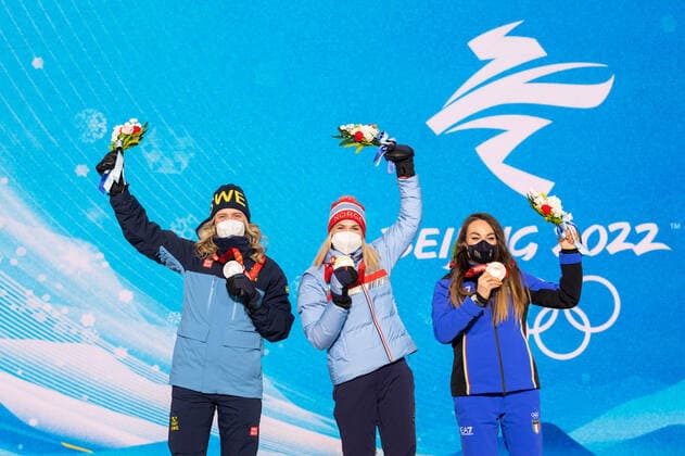 (220212) -- ZHANGJIAKOU, Feb. 12, 2022 -- Gold medalist Marte Olsbu Roeiseland (C) of Norway, silver medalist Elvira Oeberg (L) of Sweden and bronze medalist Dorothea Wierer of Italy pose during the awarding ceremony of biathlon women s 7.5km sprint at Zhangjiakou Medals Plaza of the Winter Olympics in Zhangjiakou, north China s Hebei Province, Feb. 12, 2022. ) (BEIJING2022)CHINA- ZHANGJIAKOU-OLYMPIC Winter games, Winterspiele,Spiele, Summer games AWARDING CEREMONY (CN) XiaoxYijiu 