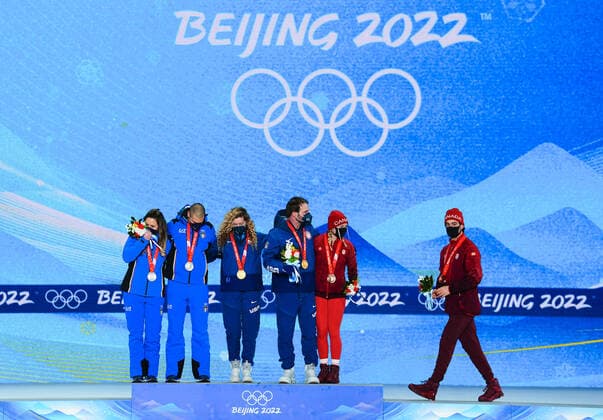 BEIJING 2022, Snowboard, Snowboardcross Mixed Team, Siegerehrung (220212) -- ZHANGJIAKOU, Feb. 12, 2022 -- Gold medalists Nick Baumgartner (3rd R) Lindsey Jacobellis (3rd L) of the United States, silver medalists Omar Visintin (2nd L) Michela Moioli (1st L) of Italy and bronze medalists Eliot Grondin (1st R) Meryeta Odine (2nd R) of Canada react during the awarding ceremony of mixed team snowboard cross at Zhangjiakou Medals Plaza of the Winter Olympics in Zhangjiakou, north China s Hebei Province, Feb. 12, 2022. ) (BEIJING2022)CHINA- ZHANGJIAKOU-OLYMPIC Winter games, Winterspiele,Spiele, Summer games AWARDING CEREMONY (CN) XuxChang