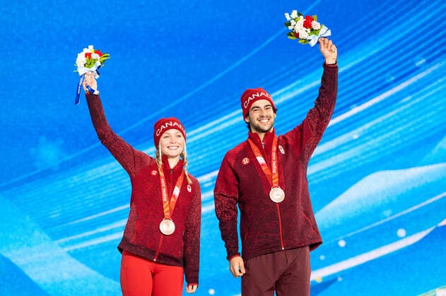 BEIJING 2022, Snowboard, Snowboardcross Mixed Team, Siegerehrung (220212) -- ZHANGJIAKOU, Feb. 12, 2022 -- Gold medalists Nick Baumgartner (R) Lindsey Jacobellis of the United States poses during the awarding ceremony of mixed team snowboard cross at Zhangjiakou Medals Plaza of the Winter Olympics in Zhangjiakou, north China s Hebei Province, Feb. 12, 2022. ) (BEIJING2022)CHINA- ZHANGJIAKOU-OLYMPIC Winter games, Winterspiele,Spiele, Summer games AWARDING CEREMONY (CN) XiaoxYijiu