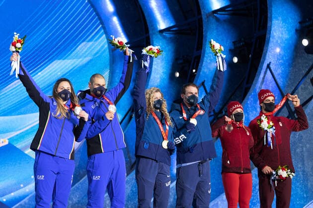 BEIJING 2022, Snowboard, Snowboardcross Mixed Team, Siegerehrung (220212) -- ZHANGJIAKOU, Feb. 12, 2022 -- Gold medalists Nick Baumgartner (3rd R) Lindsey Jacobellis (3rd L) of the United States, silver medalists Omar Visintin (2nd L) Michela Moioli (1st L) of Italy and bronze medalists Eliot Grondin (1st R) Meryeta Odine (2nd R) of Canada pose during the awarding ceremony of mixed team snowboard cross at Zhangjiakou Medals Plaza of the Winter Olympics in Zhangjiakou, north China s Hebei Province, Feb. 12, 2022. ) (BEIJING2022)CHINA- ZHANGJIAKOU-OLYMPIC Winter games, Winterspiele,Spiele, Summer games AWARDING CEREMONY (CN) XiaoxYijiu