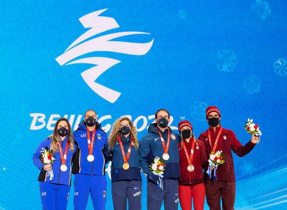BEIJING 2022, Snowboard, Snowboardcross Mixed Team, Siegerehrung (220212) -- ZHANGJIAKOU, Feb. 12, 2022 -- Gold medalists Nick Baumgartner (3rd R) Lindsey Jacobellis (3rd L) of the United States, silver medalists Omar Visintin (2nd L) Michela Moioli (1st L) of Italy and bronze medalists Eliot Grondin (1st R) Meryeta Odine (2nd R) of Canada pose during the awarding ceremony of mixed team snowboard cross at Zhangjiakou Medals Plaza of the Winter Olympics in Zhangjiakou, north China s Hebei Province, Feb. 12, 2022. ) (BEIJING2022)CHINA- ZHANGJIAKOU-OLYMPIC Winter games, Winterspiele,Spiele, Summer games AWARDING CEREMONY (CN) XiaoxYijiu