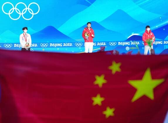 (220212) -- BEIJING, Feb. 12, 2022 -- Gold medalist Gao Tingyu (C) of China, silver medalist Cha Min kyu (L) of South Korea and bronze medalist Morishige Wataru of Japan react during the awarding ceremony of Speed skating, Eisschnelllauf men s 500m at the Beijing Medals Plaza of the Winter Olympics in Beijing, capital of China, Feb. 12, 2022. ) (BEIJING2022)CHINA-BEIJING-OLYMPIC Winter games, Winterspiele,Spiele, Summer games AWARDING CEREMONY (CN) JuxHuanzong