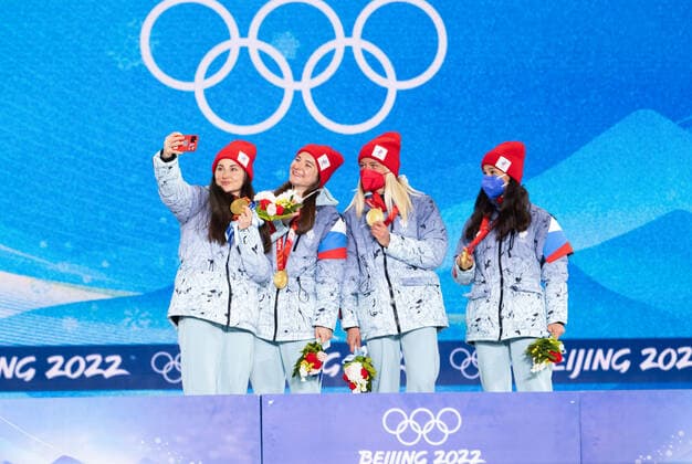 (220212) -- ZHANGJIAKOU, Feb. 12, 2022 -- Gold medalists of team ROC reacts during the awarding ceremony of cross-country skiing women s 4 x 5km relay at Zhangjiakou Medals Plaza of the Winter Olympics in Zhangjiakou, north China s Hebei Province, Feb. 12, 2022. ) (BEIJING2022)CHINA-ZHANGJIAKOU-OLYMPIC Winter games, Winterspiele,Spiele, Summer games AWARDING CEREMONY (CN) XiaoxYijiu 