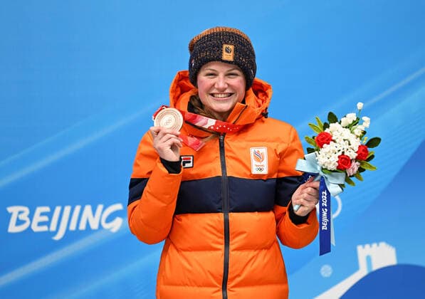 (220212) -- BEIJING, Feb. 12, 2022 -- Bronze medalist Kimberley Bos of the Netherlands poses for a photo during the awarding ceremony of the skeleton women heat of Beijing 2022 Winter Olympics at National Sliding Centre in Yanqing District, Beijing, capital of China, Feb. 12, 2022. ) (BEIJING2022)CHINA-BEIJING-OLYMPIC Winter games, Winterspiele,Spiele, Summer games SKELETON-WOMEN HEAT (CN) HexChangshan 