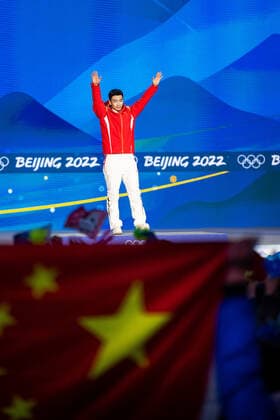 220212 Spectators hold a Chinese flag as Olympic gold medalist Gao Tinguy of China celebrate on the podium at the medal ceremony for men s speed skating 500 meters during day 8 of the 2022 Winter Olympics on February 12, 2022 in Beijing Photo Mathias Bergeld BILDBYRAN kod MB MB0332 sweden sweden skates speed skating olympic games olympics winter olympics os ol olympic games winter os olympic games peking peking 2022 beijing 2022 beijing 2022 olympic games beijing 2022 winter olympic games peking os beijing ol winter ol 8 bbeng medal ceremony medal ceremony china jubel,  Copyright: MATHIASxBERGELD BB220212MB109
