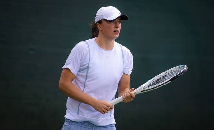 February 12, 2022, DUBAI, UNITED ARAB EMIRATES: Iga Swiatek of Poland during practice ahead of the 2022 Dubai Duty Free Tennis Championships WTA, Tennis Damen 1000 tennis tournament DUBAI UNITED ARAB EMIRATES - ZUMAa181 20220212_zaa_a181_106 Copyright: xRobxPrangex