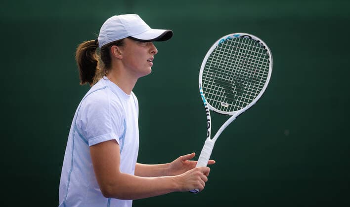February 12, 2022, DUBAI, UNITED ARAB EMIRATES: Iga Swiatek of Poland during practice ahead of the 2022 Dubai Duty Free Tennis Championships WTA, Tennis Damen 1000 tennis tournament DUBAI UNITED ARAB EMIRATES - ZUMAa181 20220212_zaa_a181_110 Copyright: xRobxPrangex