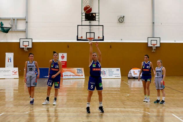 12 02 2022, 2 Toyota Damen Basketball Bundesliga Nord, DBBL, Saison 2021 2022, Damen, Chemcats Chemnitz VFL Viactiv Astroladies Bochum Lara Langermann, VFL Viactiv Astroladies Bochum during free throw Chemnitz Sporthalle am Schlossteich Sachsen Germany