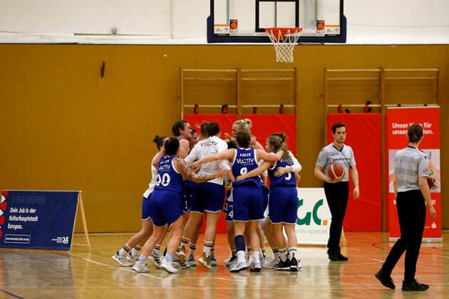 12 02 2022, 2 Toyota Damen Basketball Bundesliga Nord, DBBL, Saison 2021 2022, Damen, Chemcats Chemnitz VFL Viactiv Astroladies Bochum Jubel nach dem Sieg VFL Viactiv Astroladies Bochum Chemnitz Sporthalle am Schlossteich Sachsen Germany