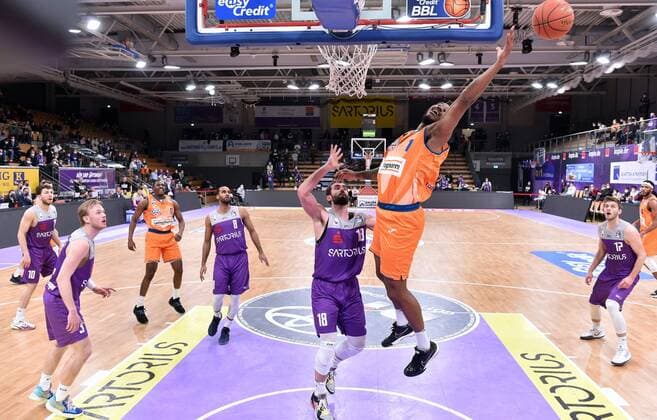 Cristiano Felicio Ratiopharm Ulm front, R , Harper Kamp BG Goettingen M , Harald Frey BG Goettingen L under the basket , Basketball, Bundesliga, BBL, BG Goettingen Ratiopharm Ulm , 12 02 2022, BG Goettingen Ratiopharm Ulm, Basketball, Bundesliga, GER, BBL, 12 02 2022 Goettingen Copyright: xEibner-Pressefotox-xRolandxSippelx