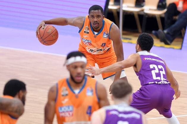 Semaj Christon Ratiopharm Ulm on the ball , Stephen Brown Jr BG Goettingen R , Basketball, Bundesliga, BBL, BG Goettingen Ratiopharm Ulm , 12 02 2022, BG Goettingen Ratiopharm Ulm, Basketball, Bundesliga, GER, BBL, 12 02 2022 Goettingen Copyright: xEibner-Pressefotox-xRolandxSippelx