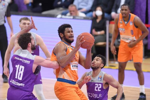 Cristiano Felicio Ratiopharm Ulm on the ball , Harper Kamp BG Goettingen L , Stephen Brown Jr BG Goettingen front, R , Basketball, Bundesliga, BBL, BG Goettingen Ratiopharm Ulm , 12 02 2022, BG Goettingen Ratiopharm Ulm, Basketball, Bundesliga, GER, BBL, 12 02 2022 Goettingen Copyright: xEibner-Pressefotox-xRolandxSippelx