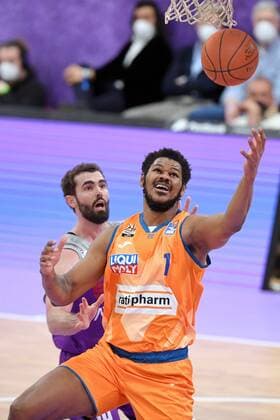 Cristiano Felicio Ratiopharm Ulm on the ball , Harper Kamp BG Goettingen L , Basketball, Bundesliga, BBL, BG Goettingen Ratiopharm Ulm , 12 02 2022, BG Goettingen Ratiopharm Ulm, Basketball, Bundesliga, GER, BBL, 12 02 2022 Goettingen Copyright: xEibner-Pressefotox-xRolandxSippelx