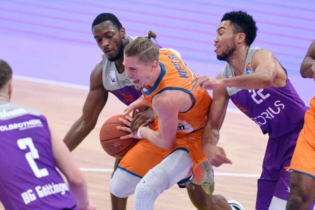 Thomas Klepeisz Ratiopharm Ulm on the ball , Kamar Baldwin BG Goettingen L , Stephen Brown Jr BG Goettingen R , Basketball, Bundesliga, BBL, BG Goettingen Ratiopharm Ulm , 12 02 2022, BG Goettingen Ratiopharm Ulm, Basketball, Bundesliga, GER, BBL, 12 02 2022 Goettingen Copyright: xEibner-Pressefotox-xRolandxSippelx