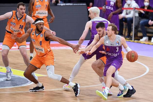 Harald Frey BG Goettingen on the ball , Fedor Zugic Ratiopharm Ulm , Jaron Blossomgame Ratiopharm Ulm M , Philipp Herkenhoff Ratiopharm Ulm L, back , Basketball, Bundesliga, BBL, BG Goettingen Ratiopharm Ulm , 12 02 2022, BG Goettingen Ratiopharm Ulm, Basketball, Bundesliga, GER, BBL, 12 02 2022 Goettingen Copyright: xEibner-Pressefotox-xRolandxSippelx