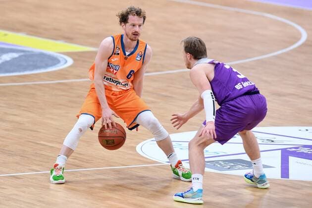 Per Guenther Ratiopharm Ulm on the ball , Harald Frey BG Goettingen R , Basketball, Bundesliga, BBL, BG Goettingen Ratiopharm Ulm , 12 02 2022, BG Goettingen Ratiopharm Ulm, Basketball, Bundesliga, GER, BBL, 12 02 2022 Goettingen Copyright: xEibner-Pressefotox-xRolandxSippelx