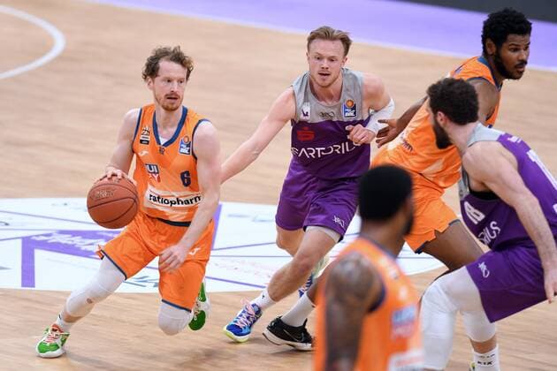 Per Guenther Ratiopharm Ulm on the ball , Harald Frey BG Goettingen M , Basketball, Bundesliga, BBL, BG Goettingen Ratiopharm Ulm , 12 02 2022, BG Goettingen Ratiopharm Ulm, Basketball, Bundesliga, GER, BBL, 12 02 2022 Goettingen Copyright: xEibner-Pressefotox-xRolandxSippelx