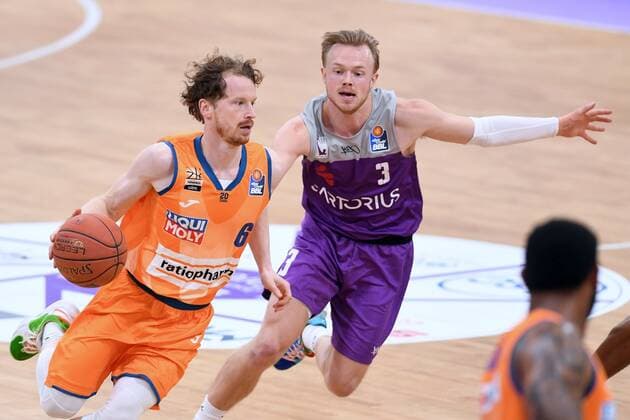 Per Guenther Ratiopharm Ulm on the ball , Harald Frey BG Goettingen R , Basketball, Bundesliga, BBL, BG Goettingen Ratiopharm Ulm , 12 02 2022, BG Goettingen Ratiopharm Ulm, Basketball, Bundesliga, GER, BBL, 12 02 2022 Goettingen Copyright: xEibner-Pressefotox-xRolandxSippelx