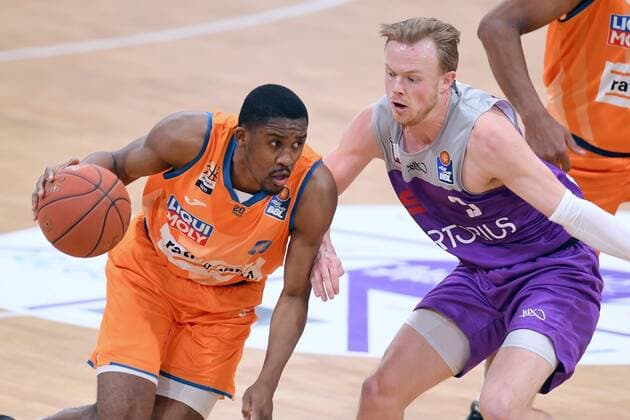 Semaj Christon Ratiopharm Ulm on the ball , Harald Frey BG Goettingen R , Basketball, Bundesliga, BBL, BG Goettingen Ratiopharm Ulm , 12 02 2022, BG Goettingen Ratiopharm Ulm, Basketball, Bundesliga, GER, BBL, 12 02 2022 Goettingen Copyright: xEibner-Pressefotox-xRolandxSippelx