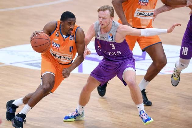 Semaj Christon Ratiopharm Ulm on the ball , Harald Frey BG Goettingen R , Basketball, Bundesliga, BBL, BG Goettingen Ratiopharm Ulm , 12 02 2022, BG Goettingen Ratiopharm Ulm, Basketball, Bundesliga, GER, BBL, 12 02 2022 Goettingen Copyright: xEibner-Pressefotox-xRolandxSippelx