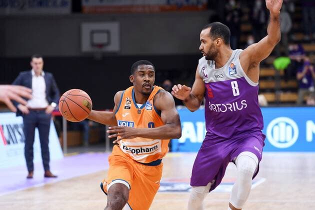 Semaj Christon Ratiopharm Ulm on the ball and Akeem Vargas BG Goettingen , Basketball, Bundesliga, BBL, BG Goettingen Ratiopharm Ulm , 12 02 2022, BG Goettingen Ratiopharm Ulm, Basketball, Bundesliga, GER, BBL, 12 02 2022 Goettingen Copyright: xEibner-Pressefotox-xRolandxSippelx