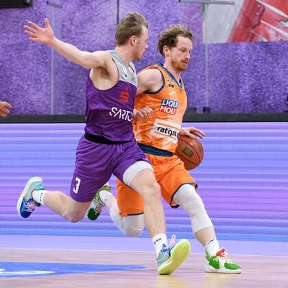 Running duel Harald Frey BG Goettingen and Per Guenther Ratiopharm Ulm R , Basketball, Bundesliga, BBL, BG Goettingen Ratiopharm Ulm , 12 02 2022, BG Goettingen Ratiopharm Ulm, Basketball, Bundesliga, GER, BBL, 12 02 2022 Goettingen Copyright: xEibner-Pressefotox-xRolandxSippelx