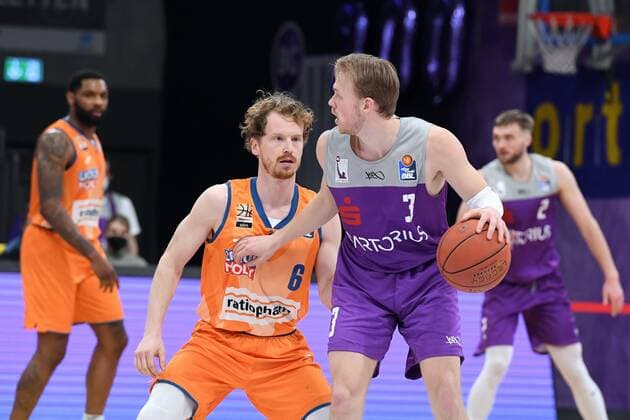 Harald Frey BG Goettingen on the ball and Per Guenther Ratiopharm Ulm , Basketball, Bundesliga, BBL, BG Goettingen Ratiopharm Ulm , 12 02 2022, BG Goettingen Ratiopharm Ulm, Basketball, Bundesliga, GER, BBL, 12 02 2022 Goettingen Copyright: xEibner-Pressefotox-xRolandxSippelx