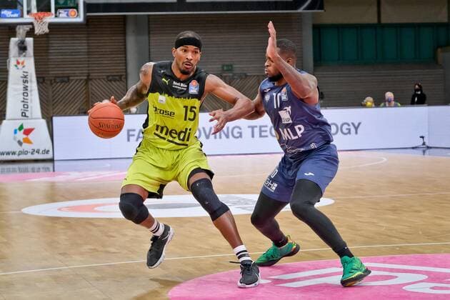 medi bayreuth MLP Heidelberg , basketball, Bundesliga, BBL, matchday 21, season 2021 2022, 13 02 2022 10 Martin, Kelvin MLP Heidelberg 15 Allen Terry medi Bayreuth medi bayreuth MLP Heidelberg , basketball, Bundesliga, BBL, matchday 21, season 2021 2022, 13 02 2022 Bayreuth Copyright: xEibner-Pressefoto ThorstenxOchsx EP_TOS