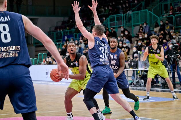 medi bayreuth MLP Heidelberg , basketball, Bundesliga, BBL, matchday 21, season 2021 2022, 13 02 2022 30 Friederici, Leon MLP Heidelberg 22 Wells Cameron medi Bayreuth medi bayreuth MLP Heidelberg , basketball, Bundesliga, BBL, matchday 21, season 2021 2022, 13 02 2022 Bayreuth Copyright: xEibner-Pressefoto ThorstenxOchsx EP_TOS